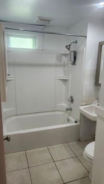 Building Photo - 47 Roesch Ave