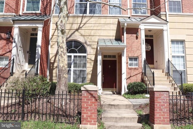 Building Photo - 1925 Crescent Park Dr