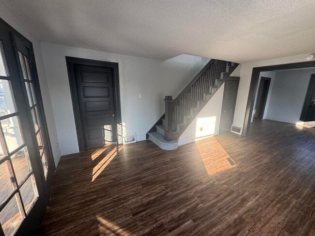 Building Photo - 1507 Main-E