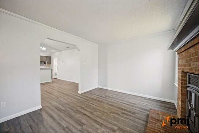 Building Photo - 3 BEDROOM 2 BATH W/GARAGE IN VIRGINIA BEACH PETS ALLOWED