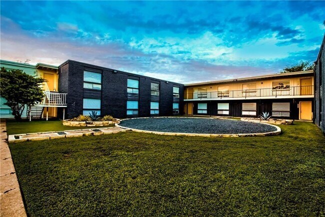 Building Photo - 1200 E 52nd St