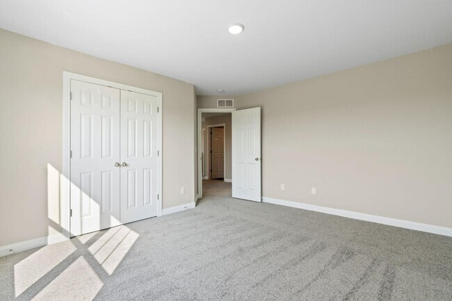 Building Photo - 916 Camden Ct