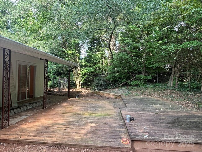 Building Photo - 724 Oakdale Dr