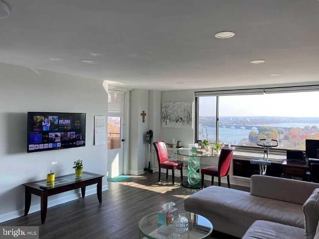 Building Photo - 1011 Arlington Blvd