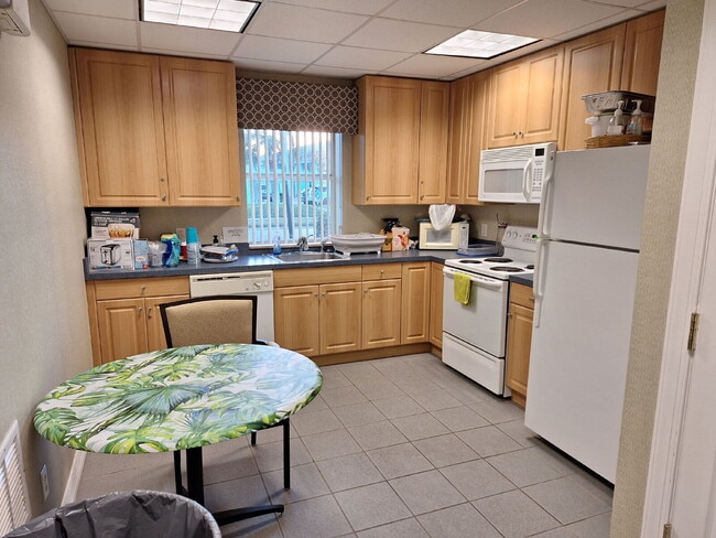 Building Photo - Beautifully upgraded Ground Floor condo with lake view