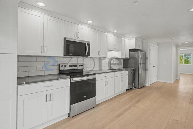 Building Photo - 4323 Arnold St NE