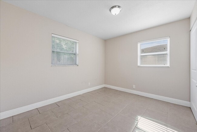 Building Photo - Beautiful and Upgraded 3/3 in South Tampa! Available Now!