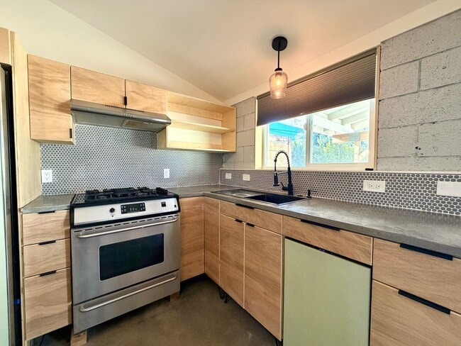 Building Photo - AVAILABLE NOW!! 2 Bedroom 1 Bathroom House in Cathedral City!