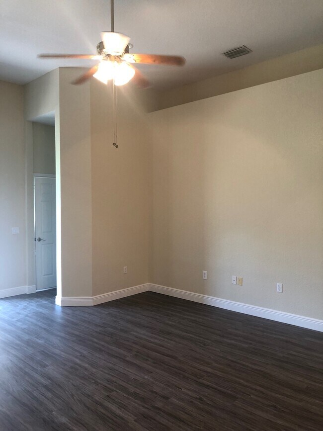 Building Photo - Large House with Bonus Room