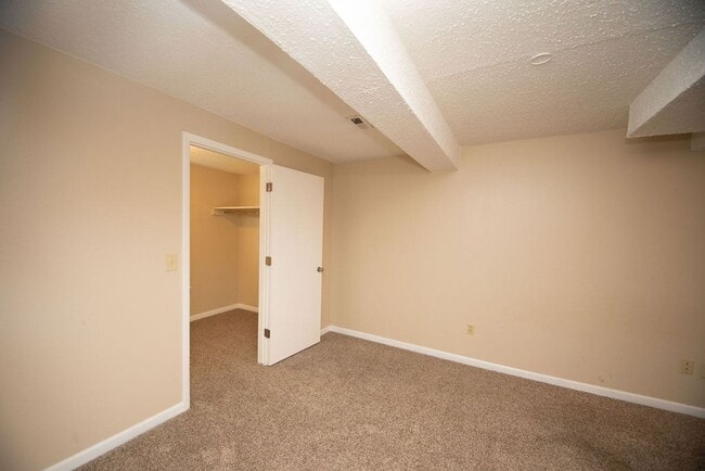 Building Photo - Great 4 bedroom Ranch style home!