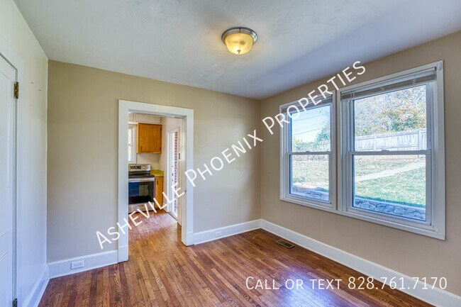 Building Photo - 8 Enka Oak St