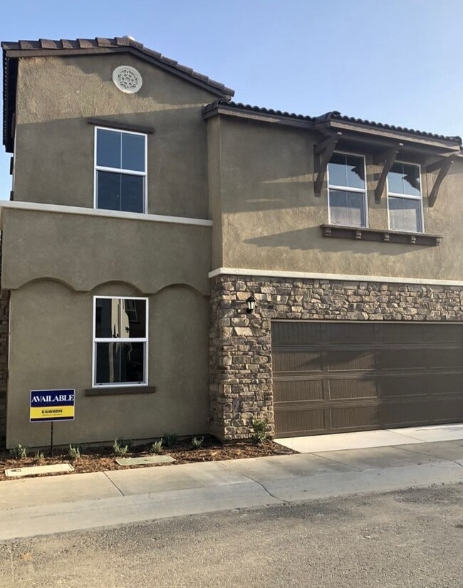 Building Photo - For Rent - Beautiful 4-Bedroom Home with Loft, Solar, & Community Pool