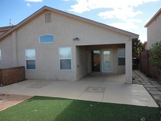 Building Photo - 529 Sunny Meadows Dr NE