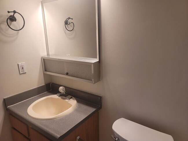 Building Photo - 3 Bedroom Town Home in Magna