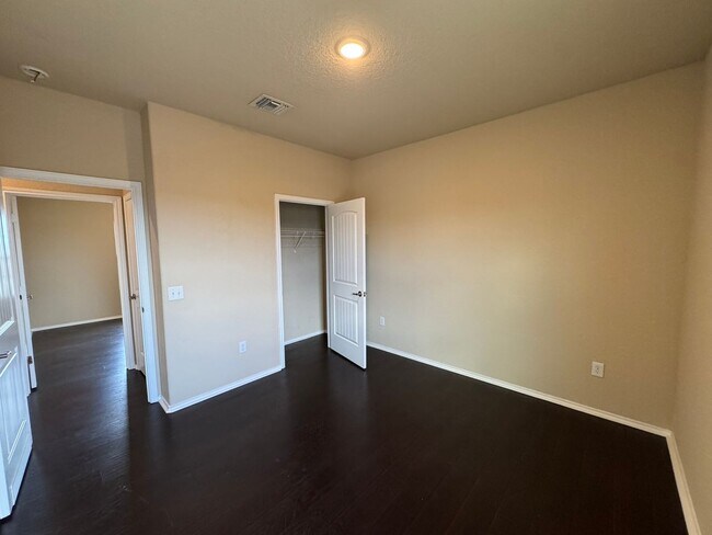 Building Photo - Spacious 3BR Home with Large Private Yard in Mission Del Lago