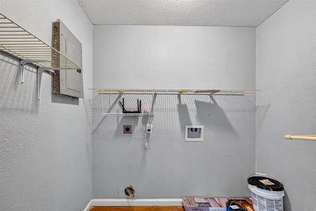 Building Photo - 10106 Sierra Dr