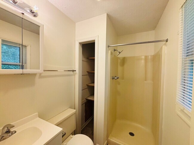 Building Photo - 3 Bedroom 3 Bath House