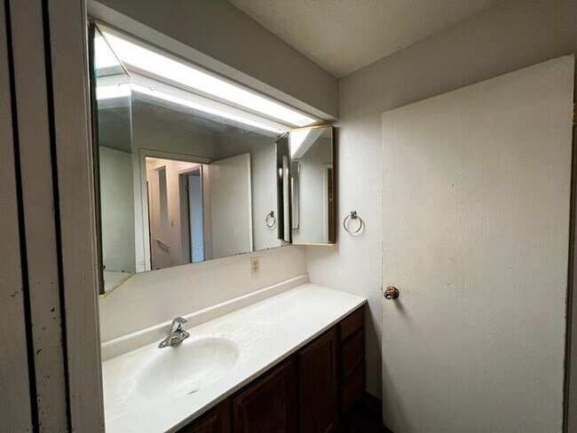 Building Photo - $1,435 | 2 Bedroom + Bonus Room, 1.5 Bathroom Town Home | No Pets | Sublease* | Available for Aug...