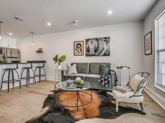 Building Photo - Champagne Plaza - Furnished Back House