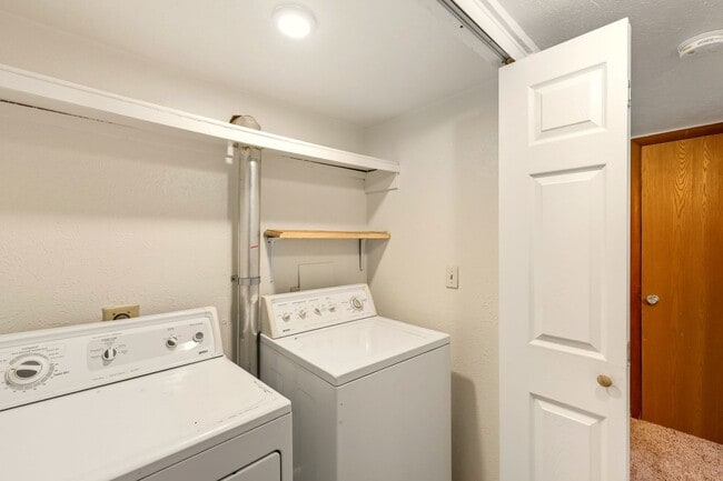 Building Photo - Available Immediately! 2 Bed 1 Bath in Denver