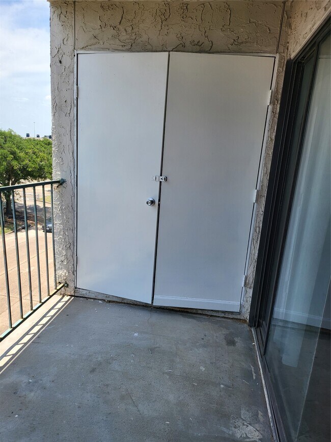 Building Photo - 2818 S Bartell Dr