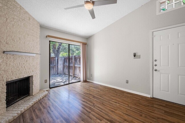 Primary Photo - Lovely 1 Bedroom, 1 Bath Condo in South Lamar