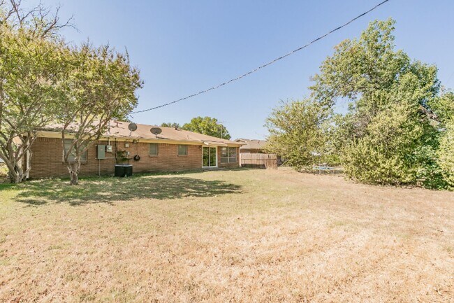 Building Photo - 7513 Maple Dr
