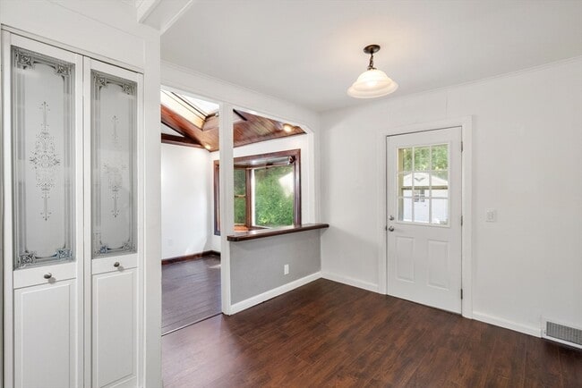 Building Photo - 42 Pinehurst Ave