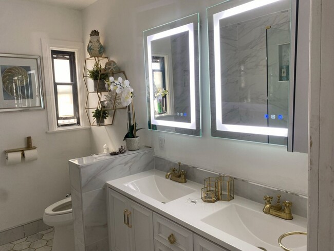 Building Photo - Luxury Meets Convenience