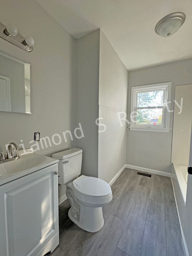 Building Photo - Gorgeous 2 bedroom, 1 bath home in a great...