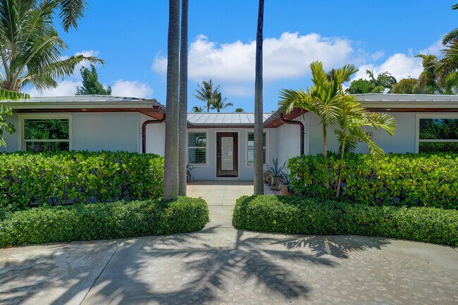 Building Photo - 930 S Lakeside Dr