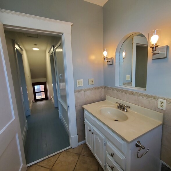 Building Photo - 3047 Feltz Ave