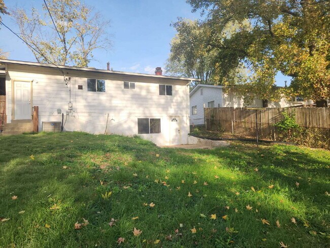 Building Photo - Completely Rehabbed Home in Oakville School District!