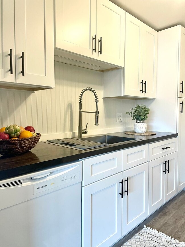 Primary Photo - 521 E 5th Ave