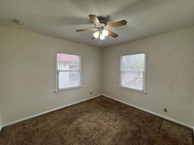 Building Photo - Charming home in 93308!