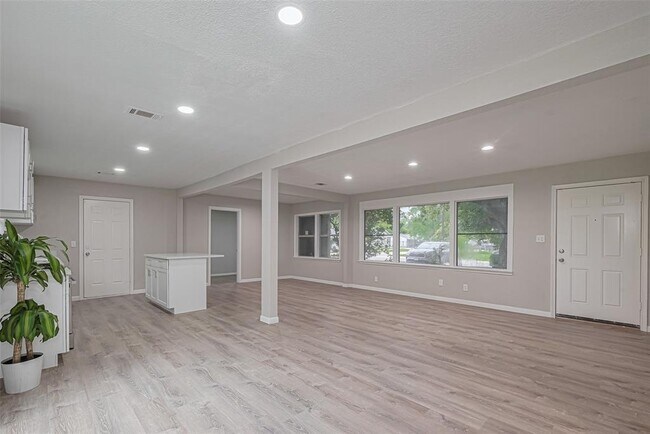 Building Photo - 7702 Darnay Dr
