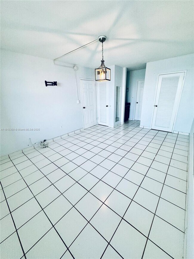 Building Photo - 2899 Collins Ave