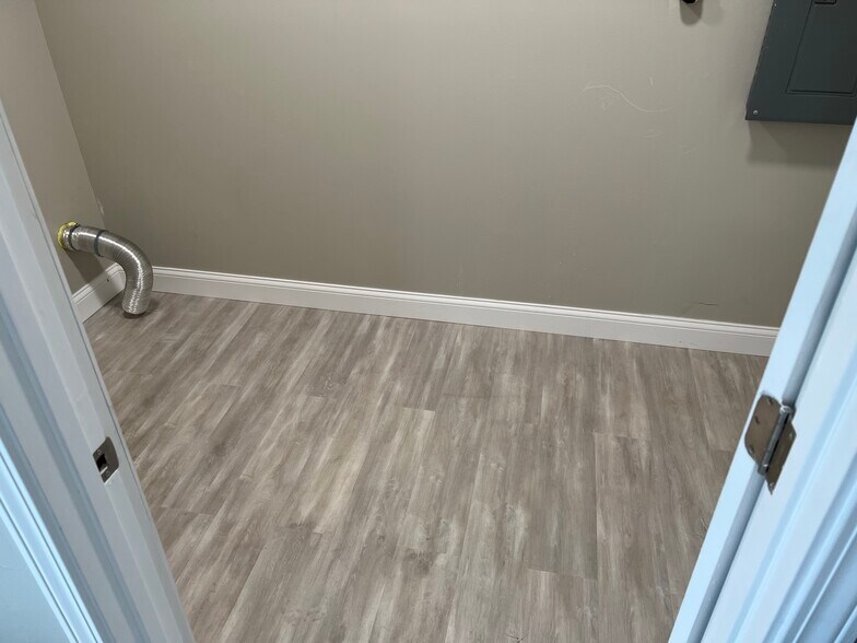 Laundry - 4571 Moraine Ave