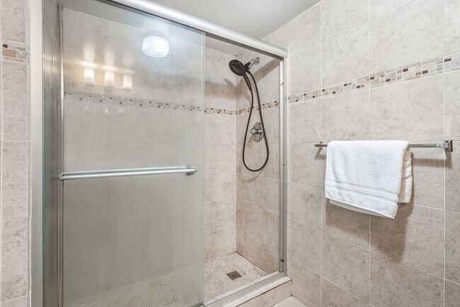 Building Photo - 17011 N Bay Rd