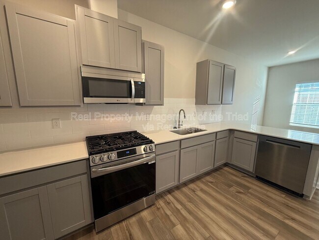 Building Photo - 3155 Fall Hls Dr