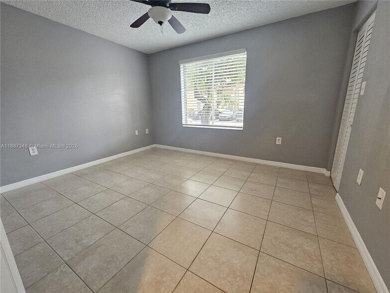 Building Photo - 2101 Glenmoor Dr