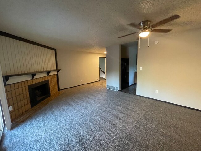 Primary Photo - Huge Second floor 2 Bedroom with a Huge pr...