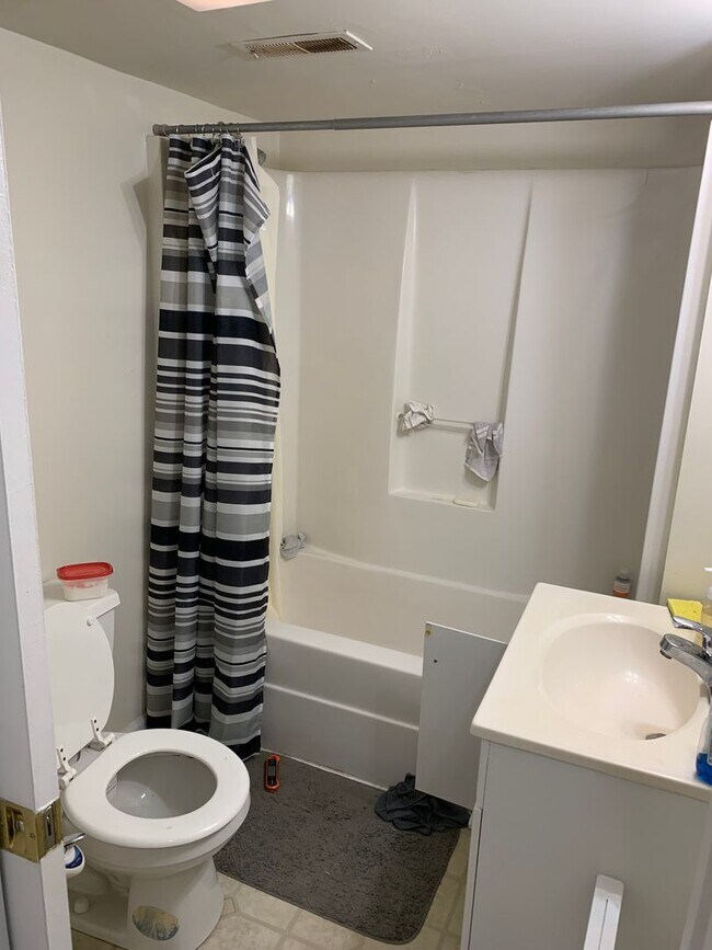 Building Photo - Spacious 2 bed/3 bath Home near Switchyard Park!