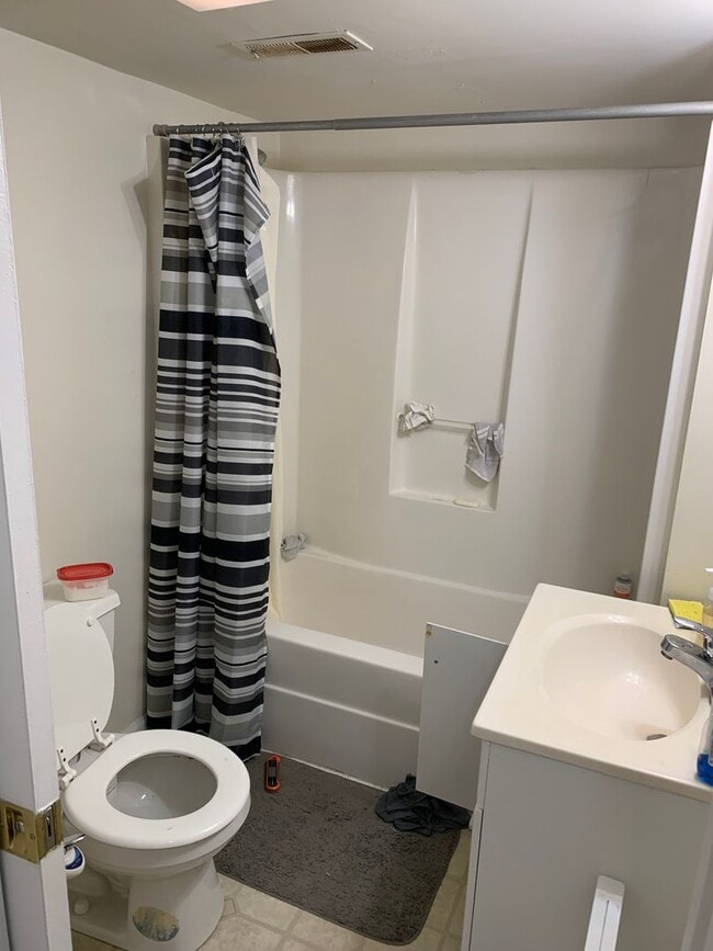 Building Photo - Spacious 3 bed/3 bath Home near Switchyard Park!