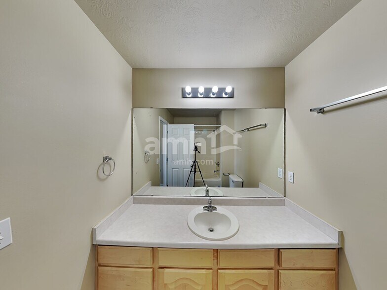 Building Photo - 1526 N 250 W