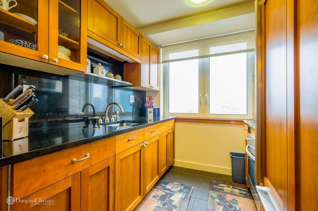 Building Photo - 425 5th Ave