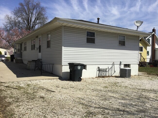 Building Photo - $1142  includes water, sewer and trash for this very clean  2 Bedroom twinplex with central air