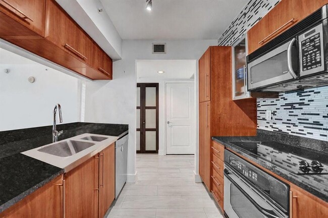 Building Photo - 610 W Las Olas Blvd