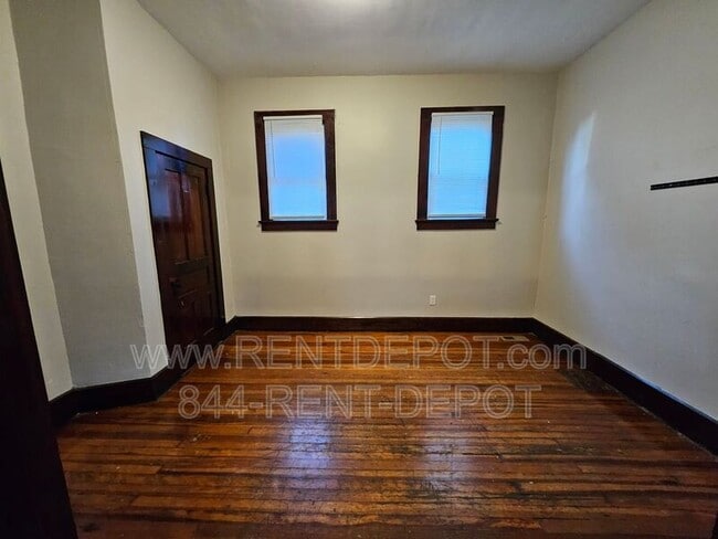 Building Photo - 308 E Iowa St