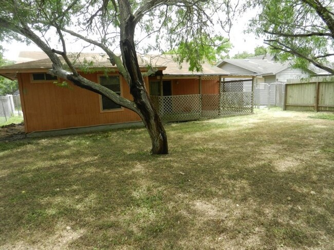 Building Photo - 3br/2ba/1-car garage home, fenced yard